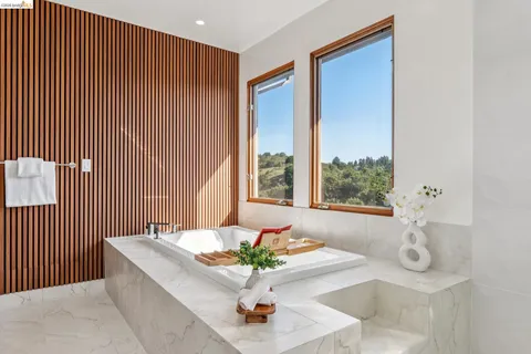 $1,949,000 | 13454 Campus Drive, Oakland, CA 94619