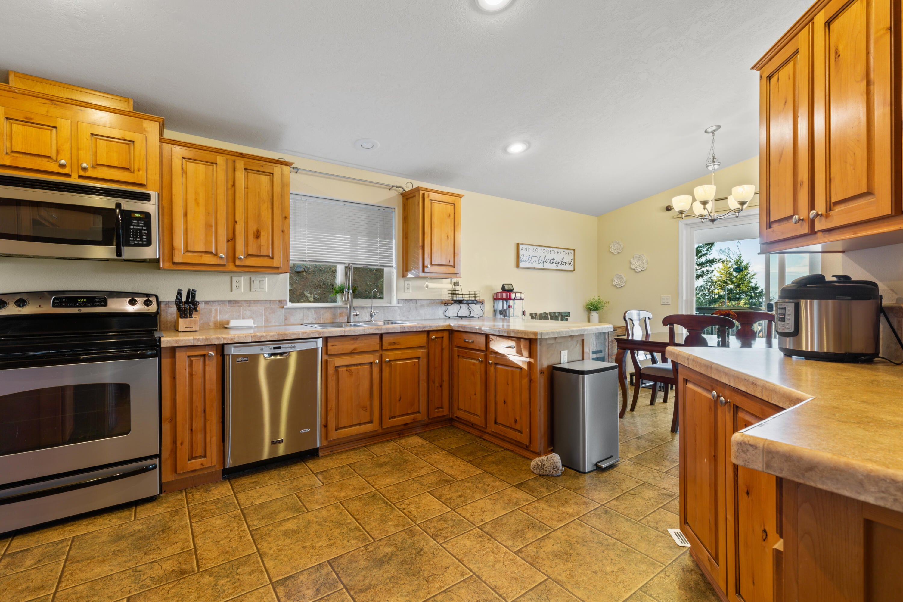 496 Wren Ridge Drive Eagle Point, OR 97524 - Photo 6 of 34 Kitchen