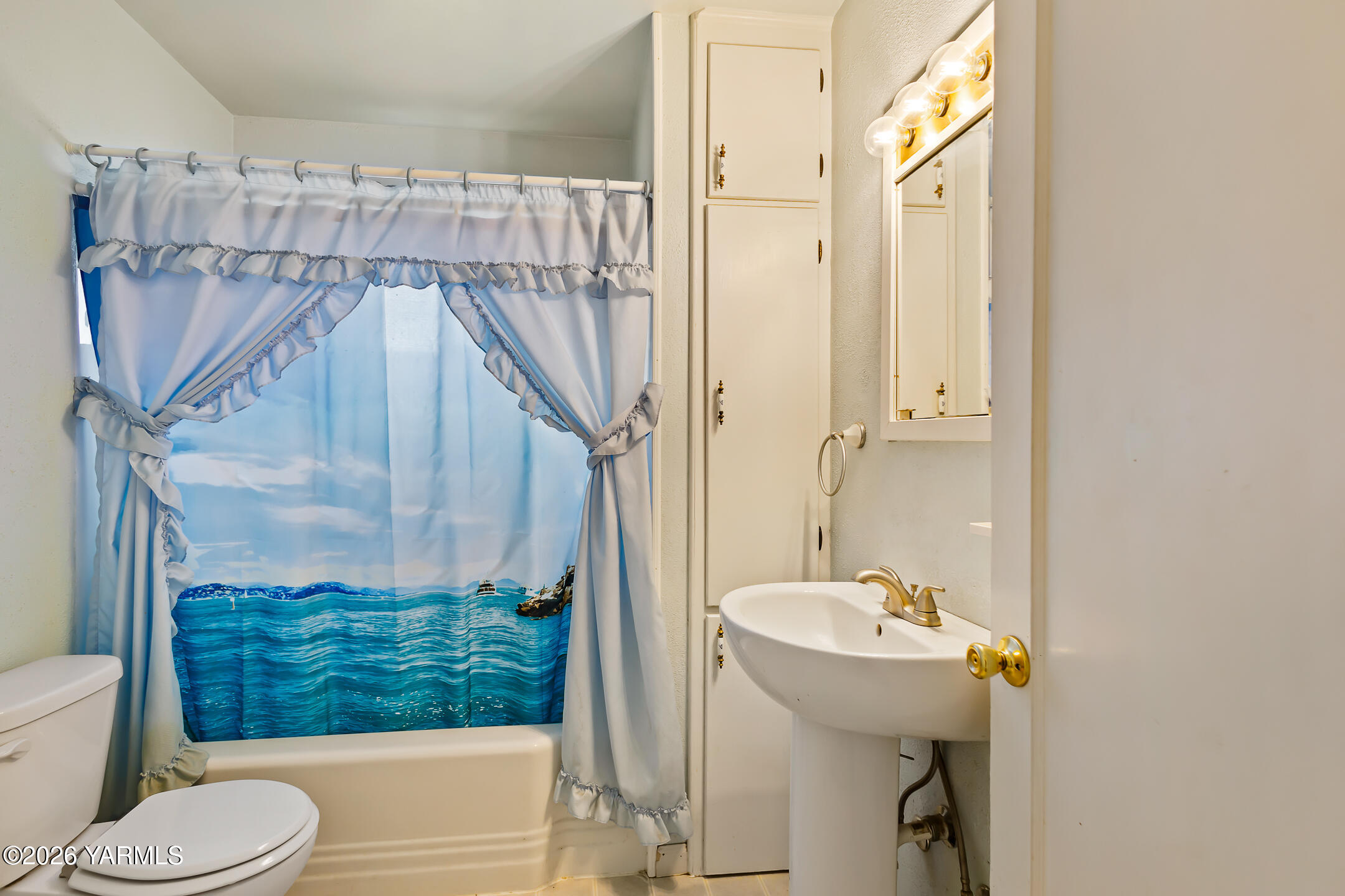 505 Schooley Road Zillah, WA 98953 - Photo 15 of 39 a bathroom with a sink toilet and shower