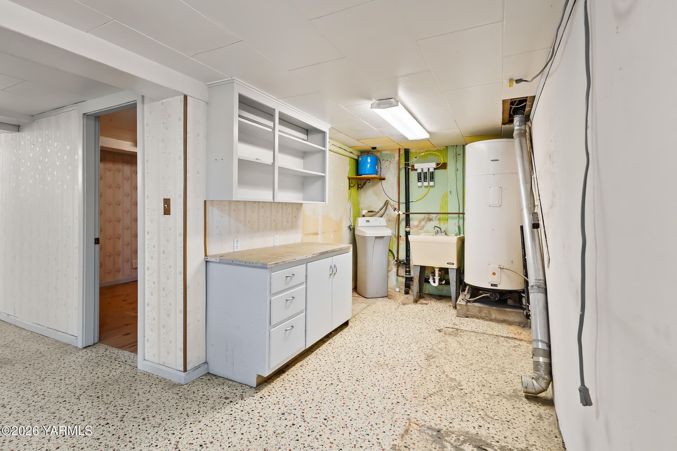 505 Schooley Road Zillah, WA 98953 - Photo 19 of 39 a room with a walk in closet and a window