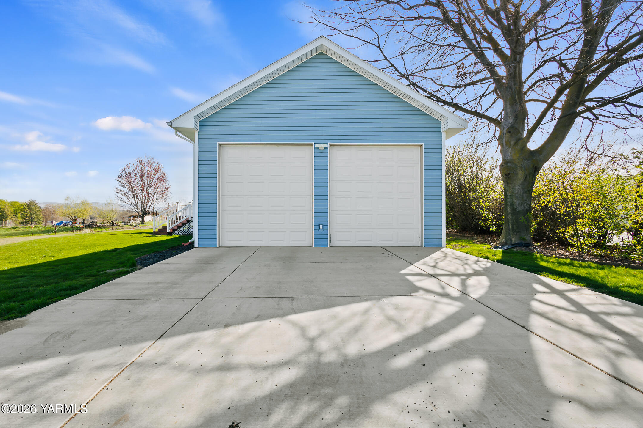 505 Schooley Road Zillah, WA 98953 - Photo 22 of 39 a view of garage yard and tree