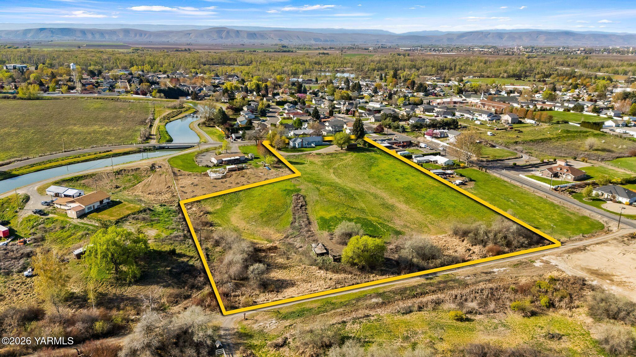505 Schooley Road Zillah, WA 98953 - Photo 31 of 39 an aerial view of residential houses with outdoor space