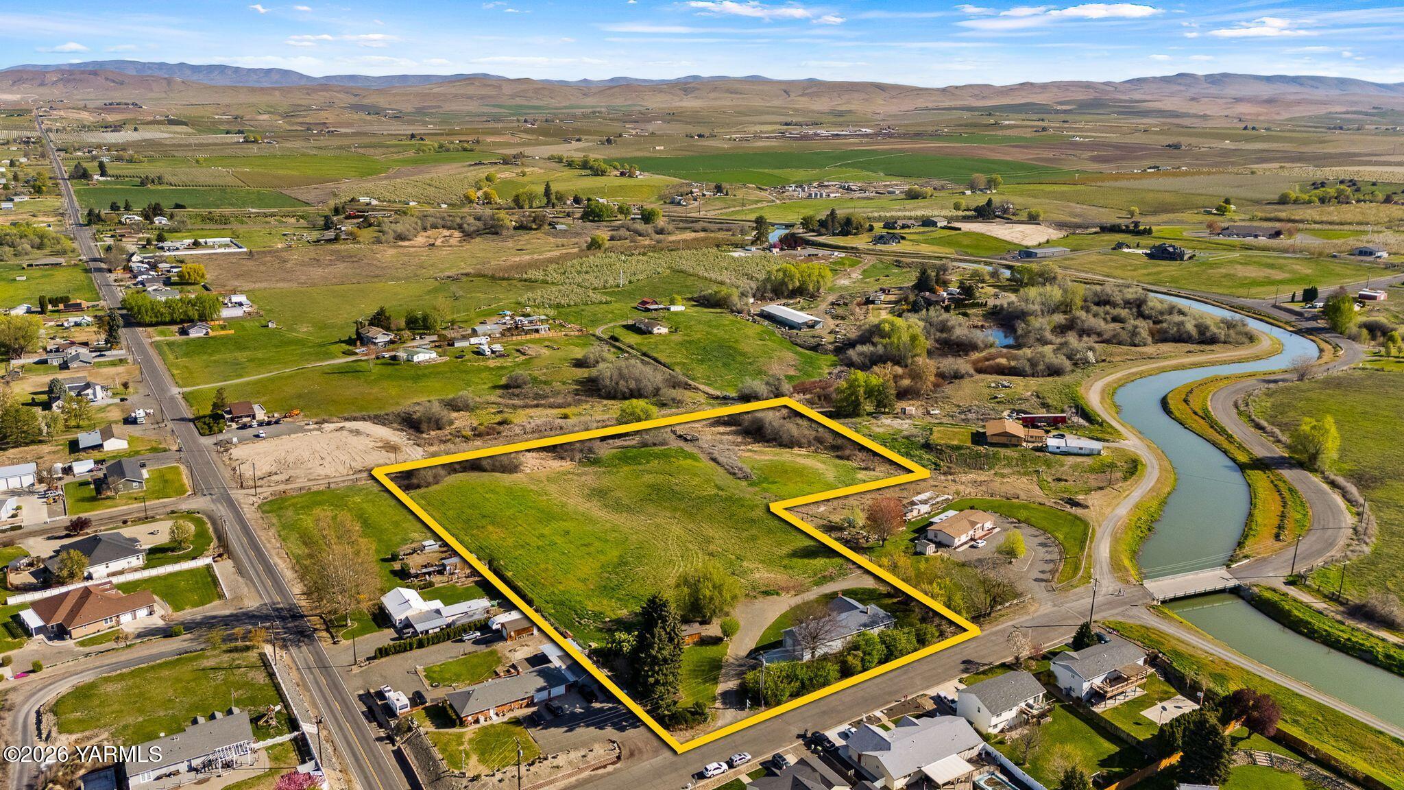 505 Schooley Road Zillah, WA 98953 - Photo 32 of 39 an aerial view of residential houses with outdoor space