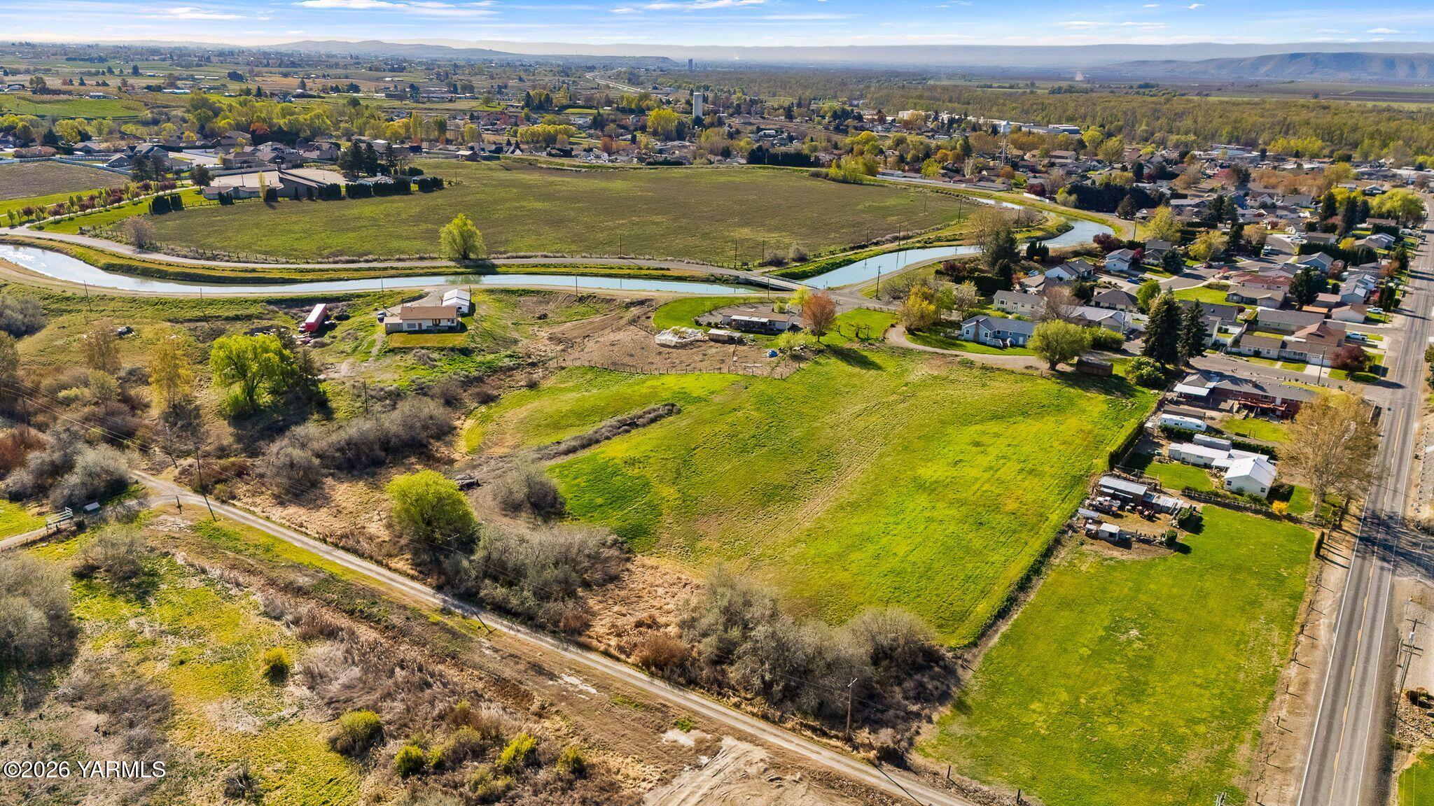 505 Schooley Road Zillah, WA 98953 - Photo 33 of 39 an aerial view of a residential houses with outdoor space