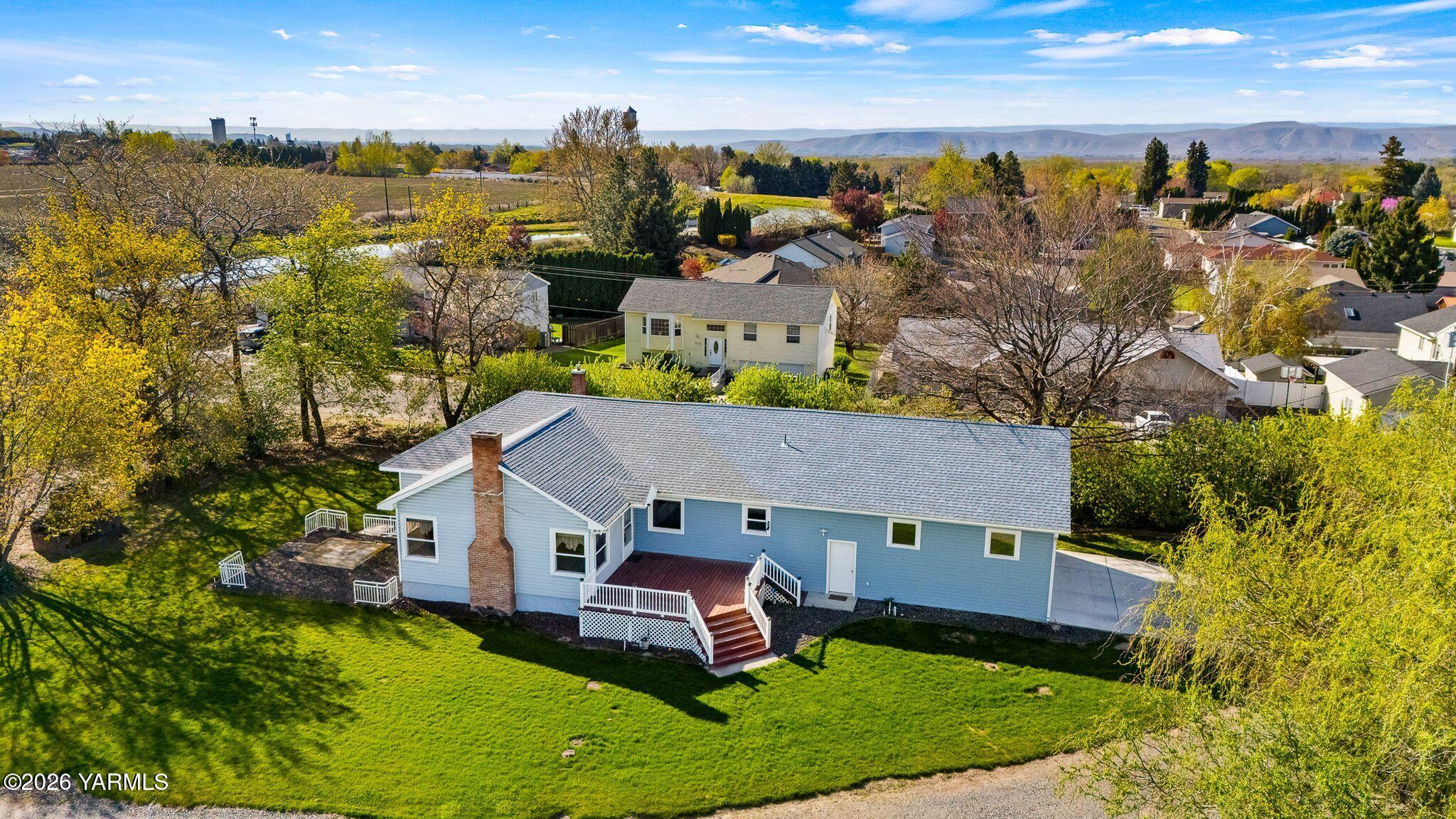 505 Schooley Road Zillah, WA 98953 - Photo 34 of 39 an aerial view of multiple houses with a yard