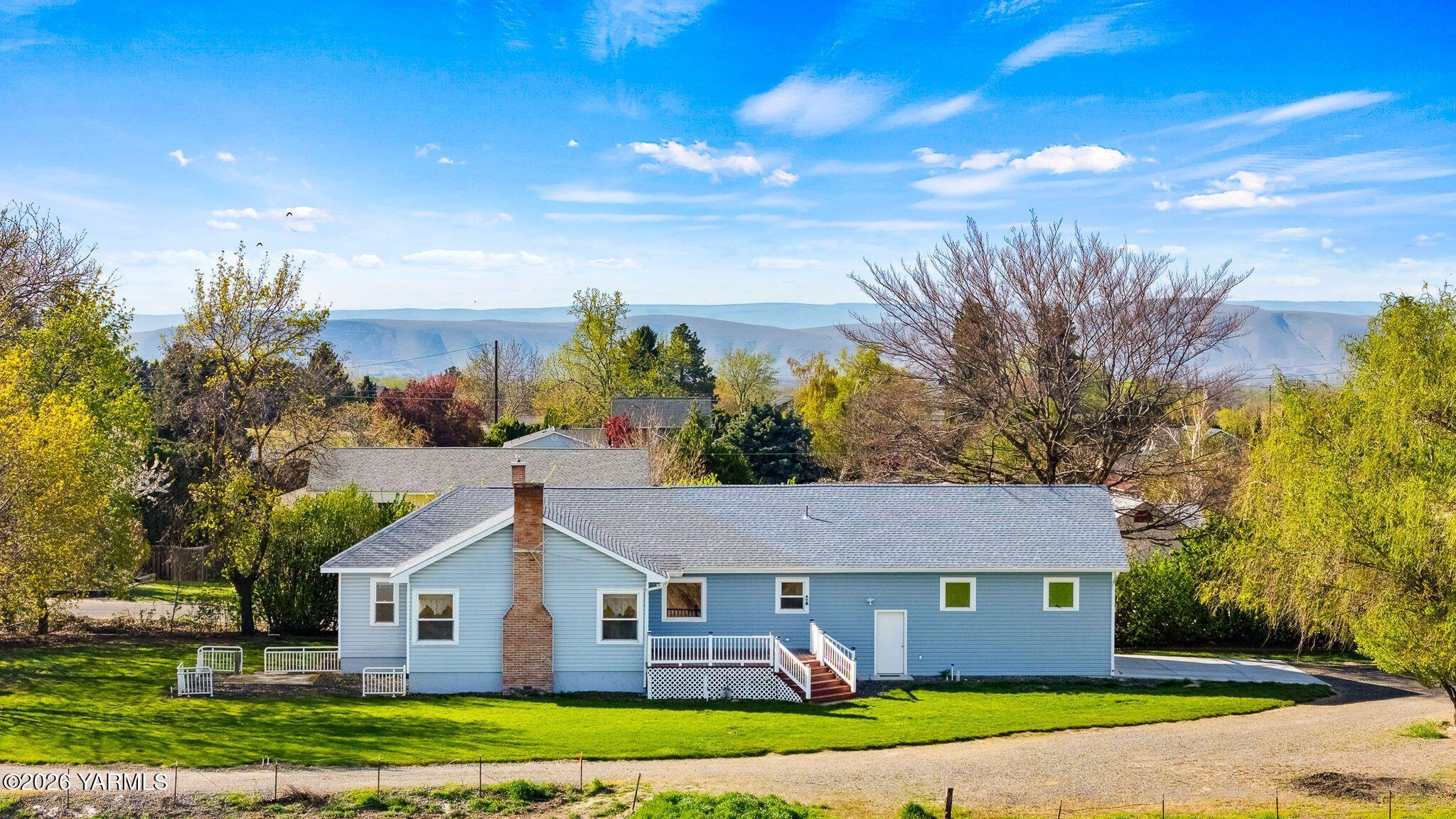 505 Schooley Road Zillah, WA 98953 - Photo 35 of 39 a view of a house with a yard