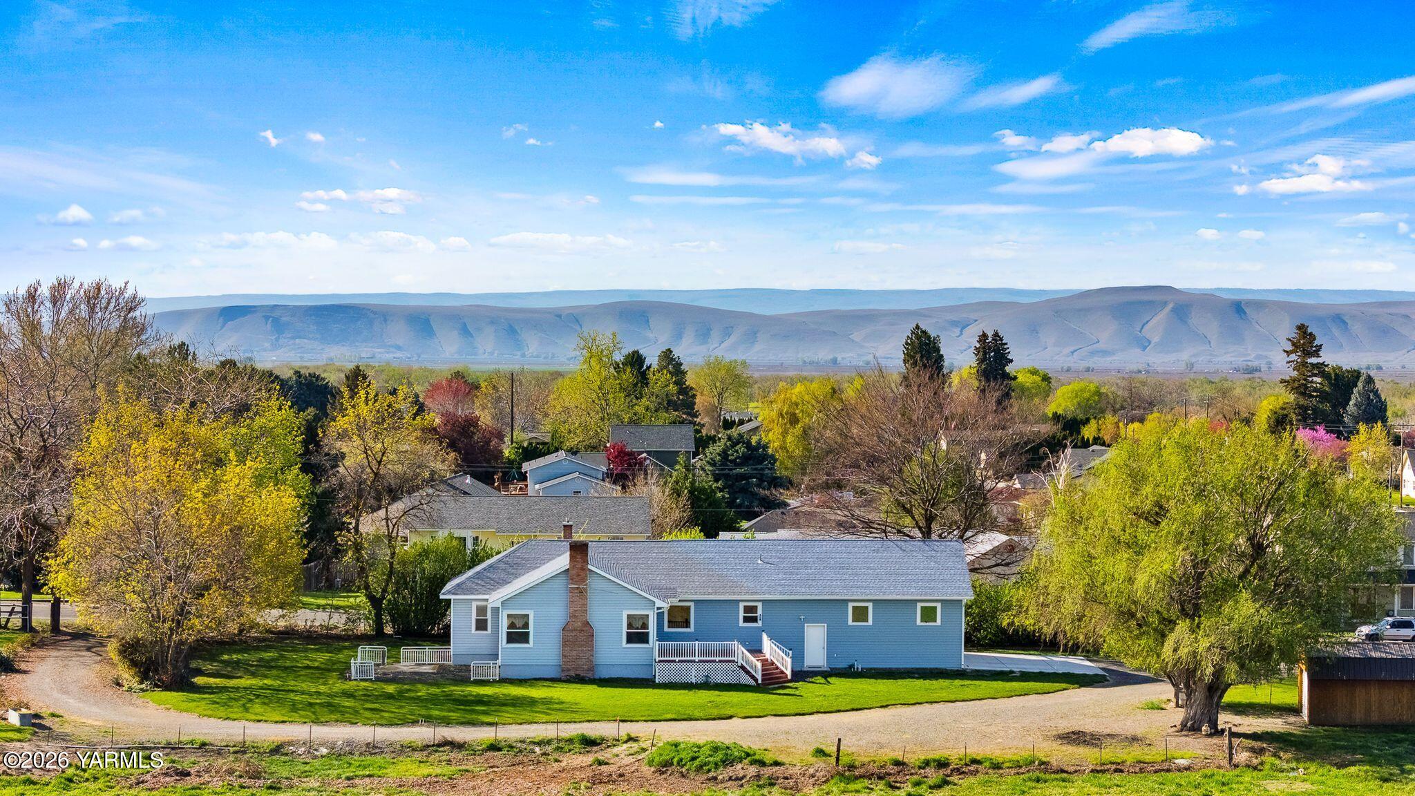 505 Schooley Road Zillah, WA 98953 - Photo 36 of 39 a view of a house with a yard