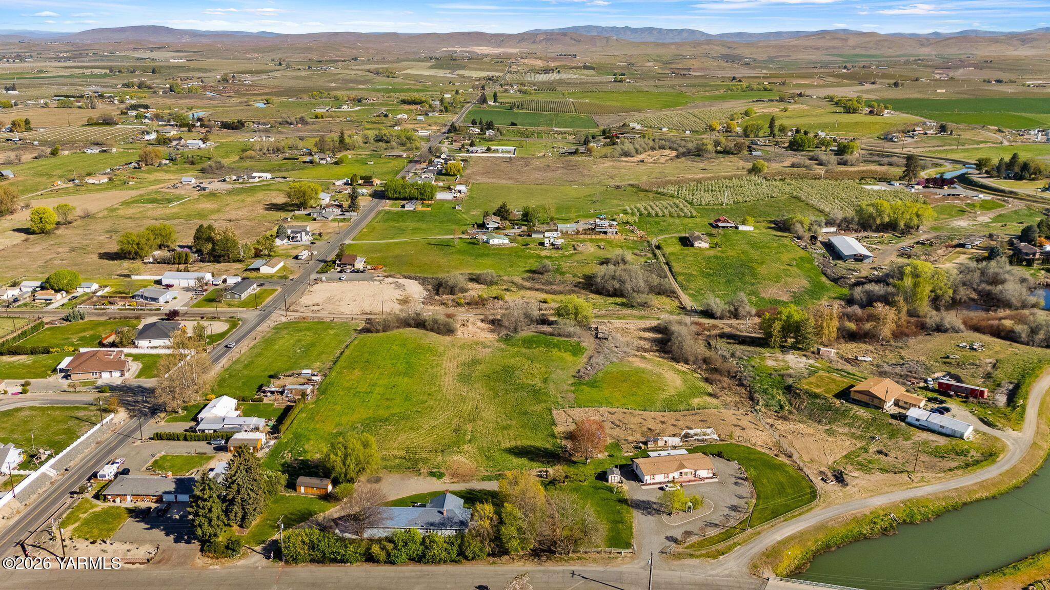 505 Schooley Road Zillah, WA 98953 - Photo 38 of 39 an aerial view of residential houses with outdoor space