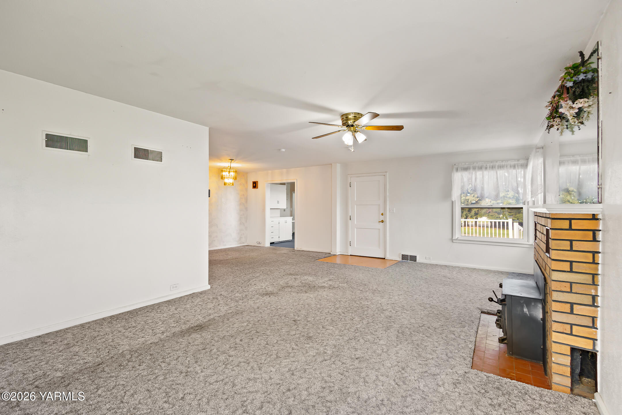 505 Schooley Road Zillah, WA 98953 - Photo 4 of 39 a view of a livingroom with a window