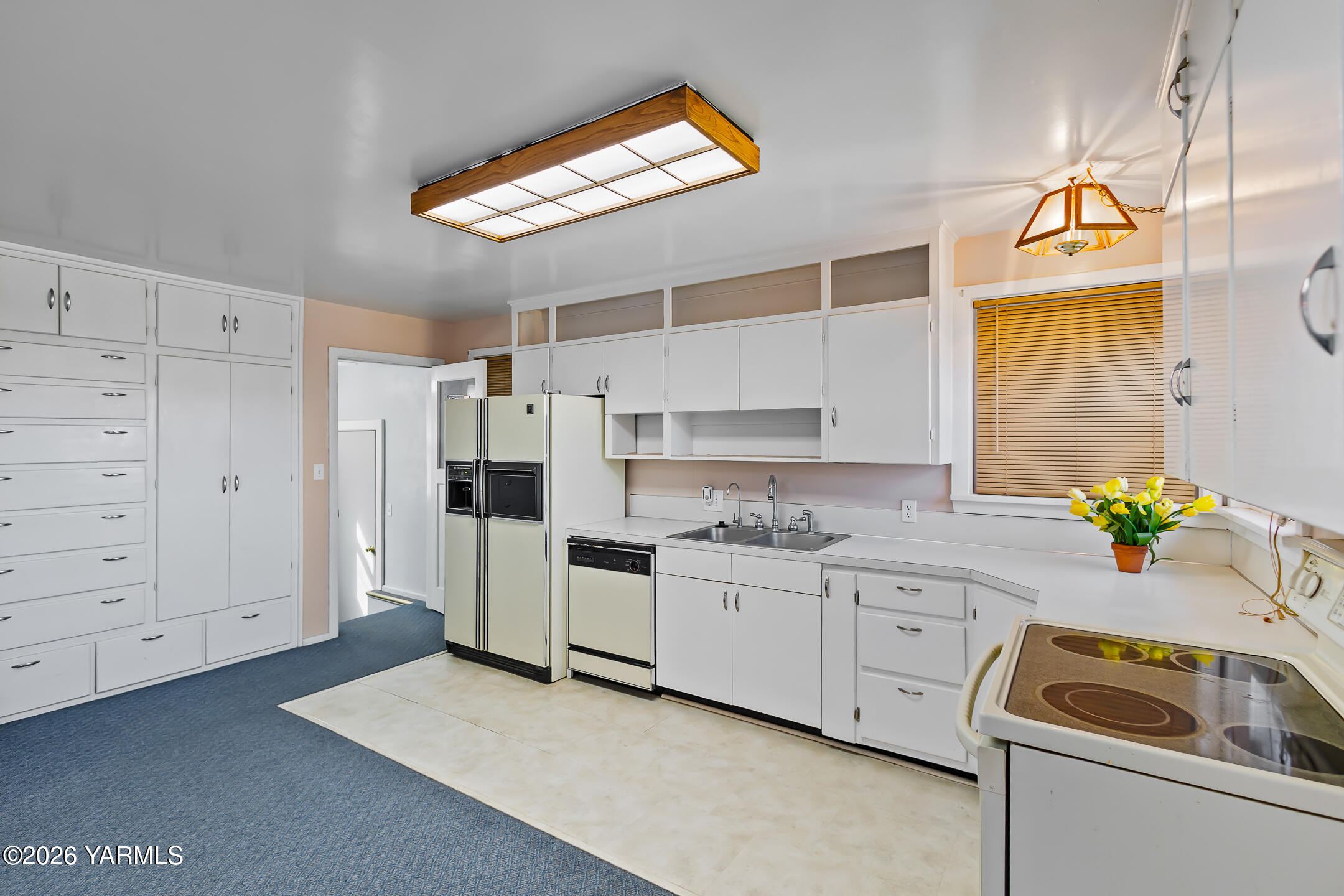505 Schooley Road Zillah, WA 98953 - Photo 9 of 39 a kitchen that has a sink cabinets counter space and appliances
