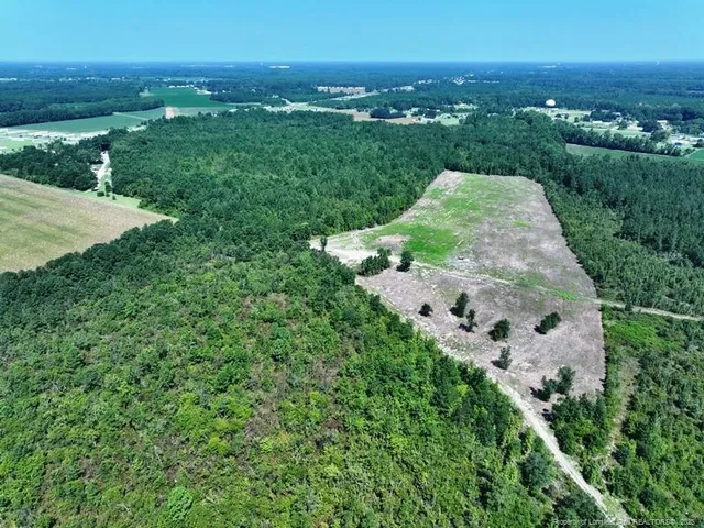 a view of a bench in the backyard of a building