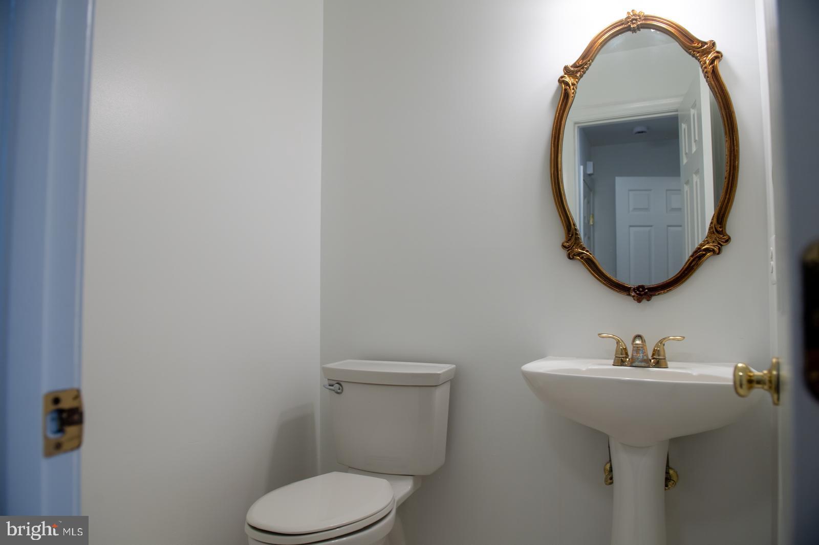 20765 Bank Way Sterling, VA 20165 - Photo 23 of 61 half-bath mainlevel