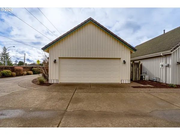 $489,000 | 2099 Lake Shore Drive, Eugene, OR 97408