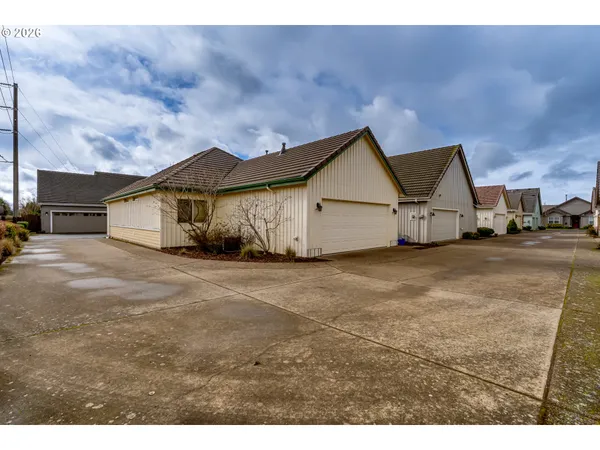 $489,000 | 2099 Lake Shore Drive, Eugene, OR 97408