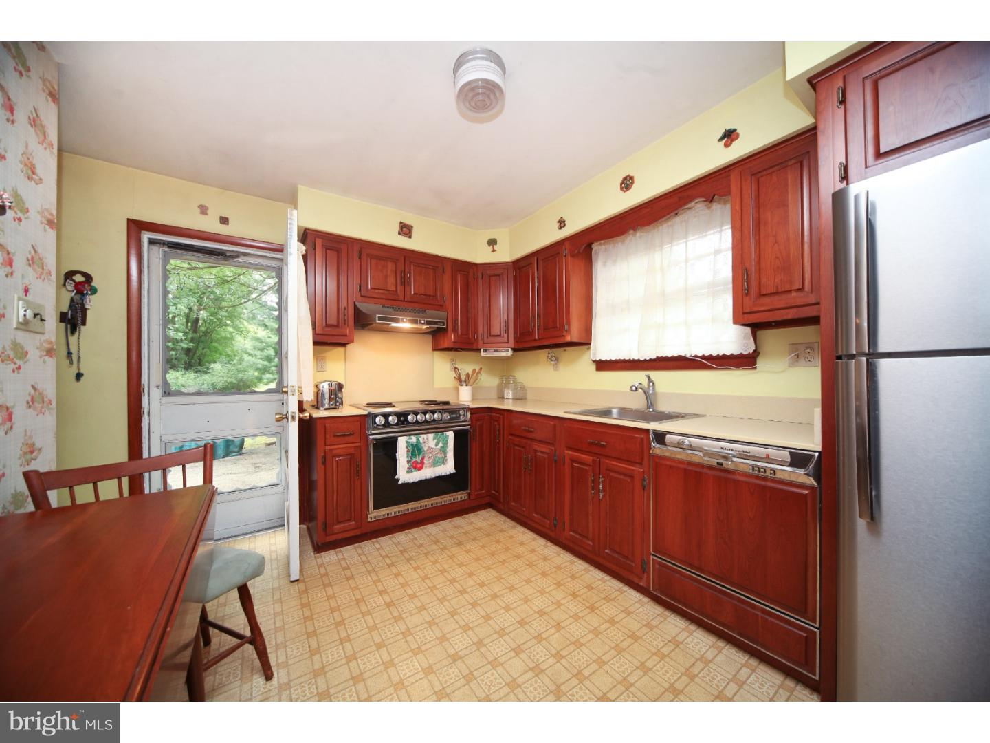 1201 Cabin Road Hatfield, PA 19440 - Photo 15 of 25 Kitchen
