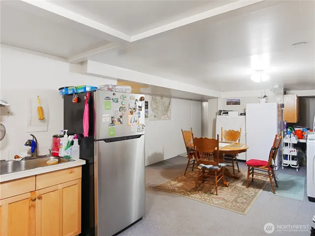 a view of a parking area