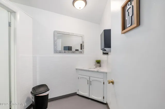 $699,900 | 5180 Western Turnpike, Guilderland, NY 12009