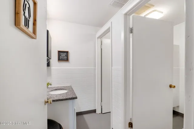 $699,900 | 5180 Western Turnpike, Guilderland, NY 12009