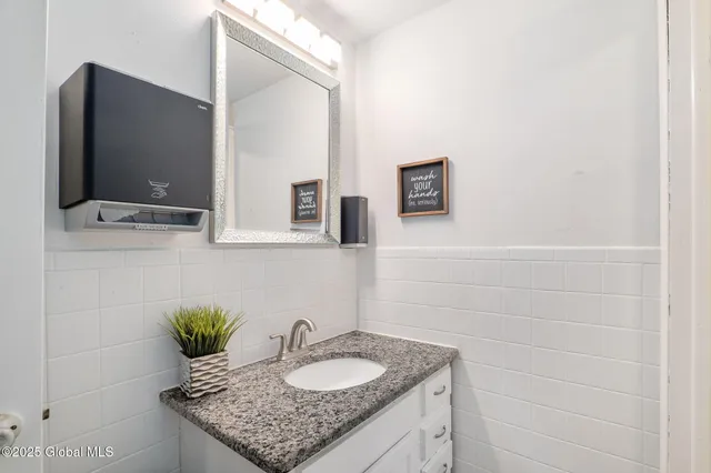 $699,900 | 5180 Western Turnpike, Guilderland, NY 12009