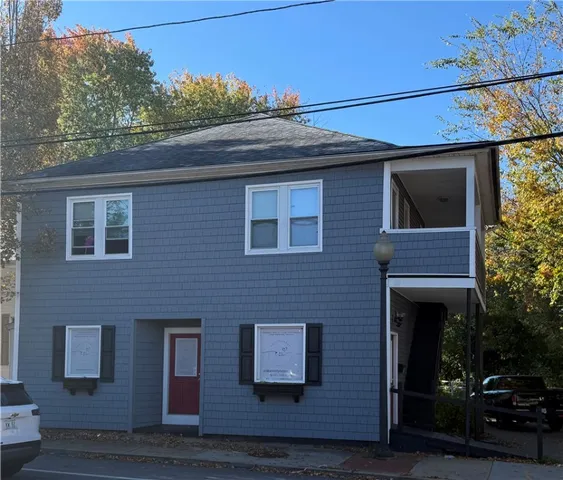 $2,300 | 692 East Avenue, Warwick, RI 02886