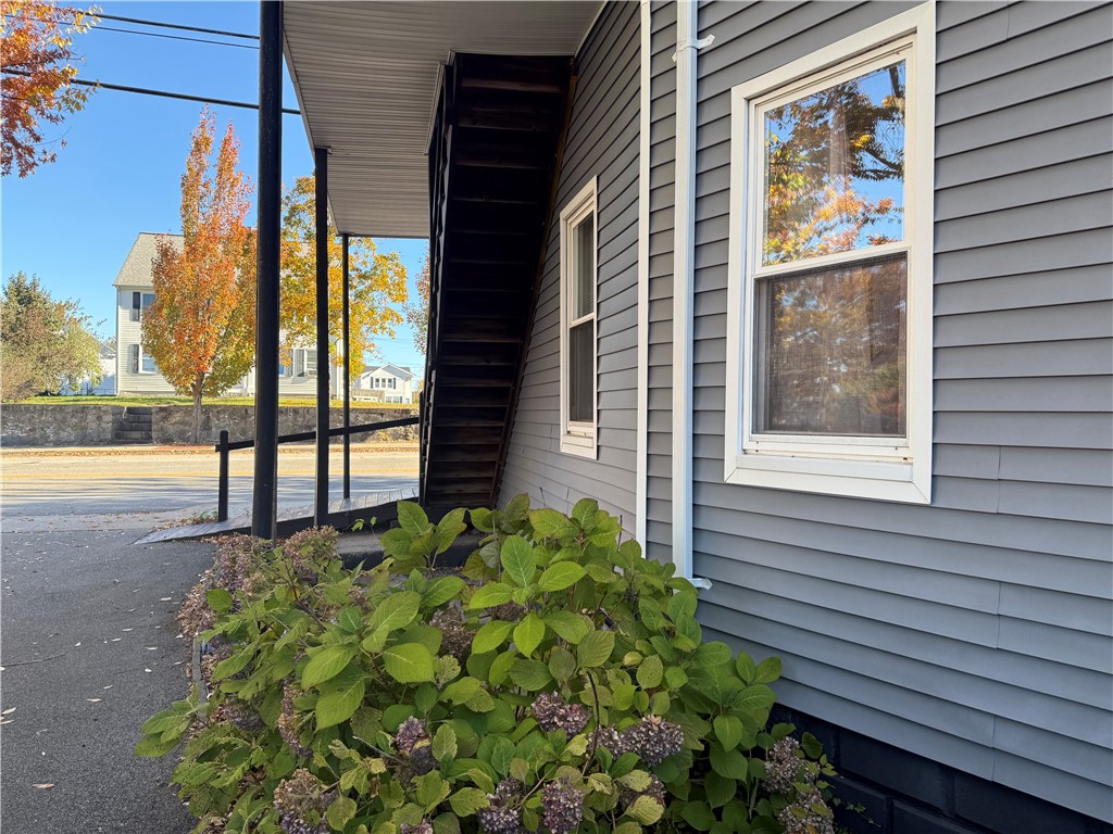 692 East Avenue Warwick, RI 02886 - Photo 2 of 16