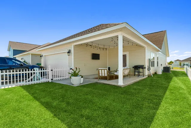 $2,350 | 39 Bluebeech Street, Freeport, FL 32439