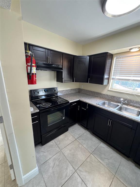 1179 Bentley Road, Unit 4 Leesburg, FL 34748 - Photo 5 of 10 a kitchen with a sink and a stove