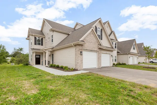 $374,900 | 1878 Woodland Way, Unit 4334, Slinger, WI 53086