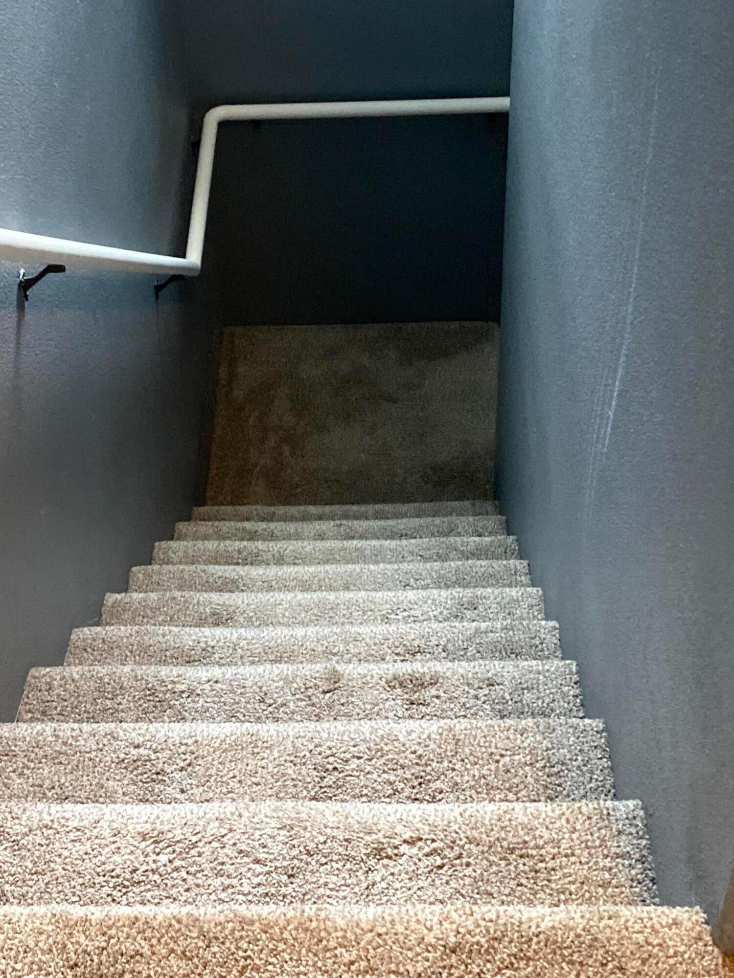 141 Casey Way Central Point, OR 97502 - Photo 9 of 17 Staircase