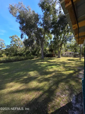 a view of a backyard