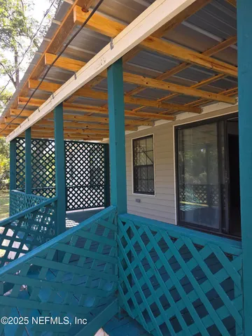 a view of a backyard