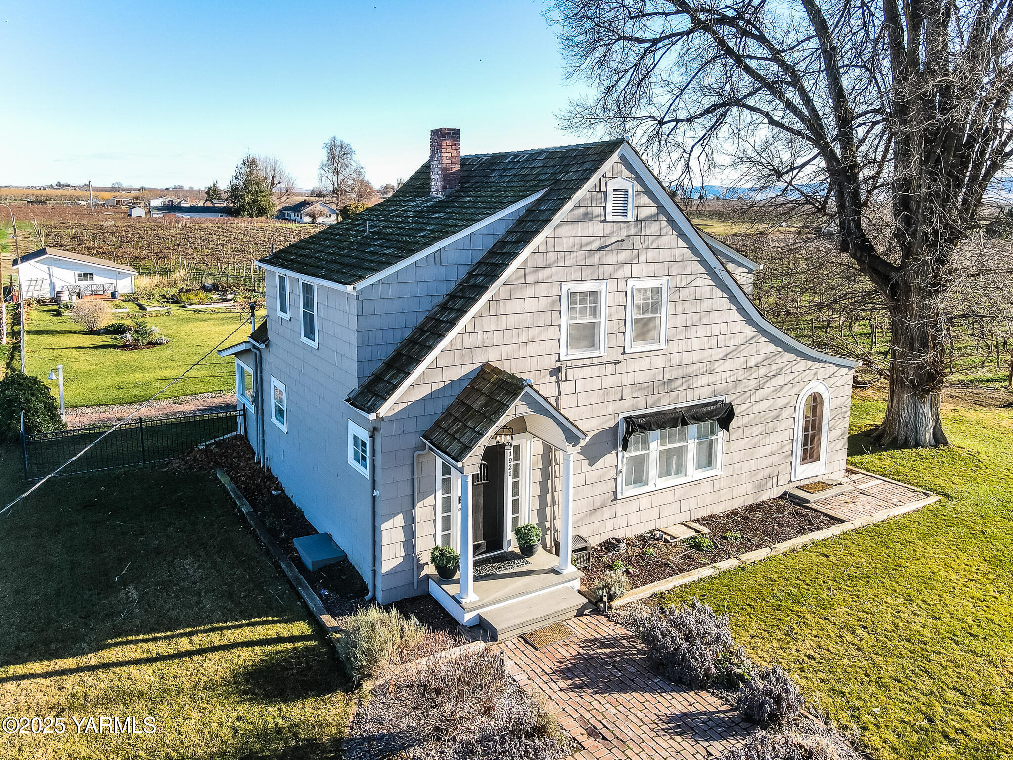 a view of a house with backyard