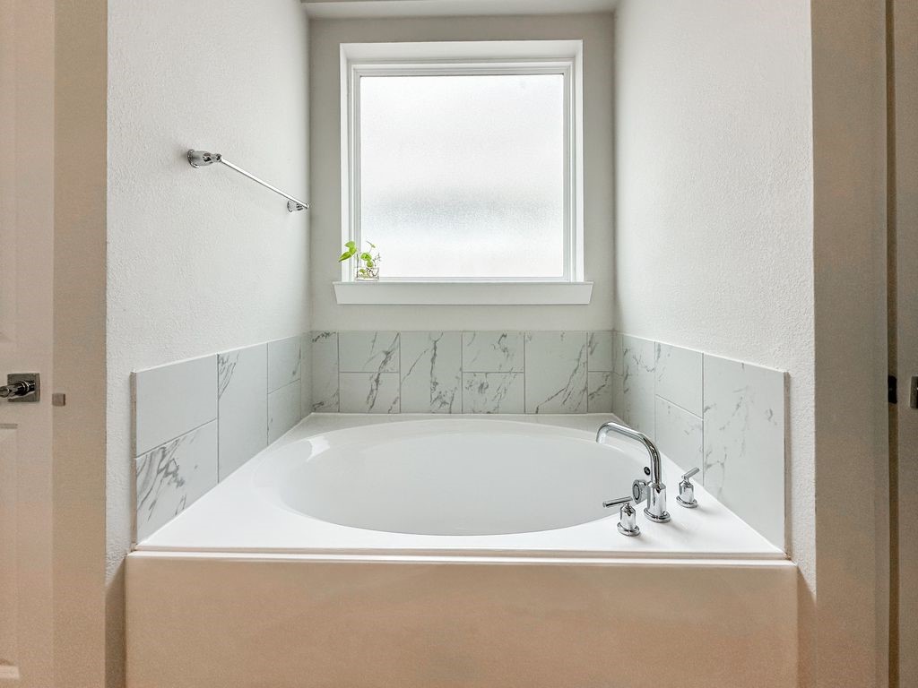 33023 School Hl Road Fulshear, TX 77441 - Photo 31 of 38 Bath tub
