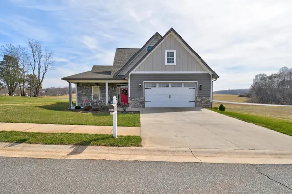 $499,900 | 1058 Eagle Crst Lane, Moneta, VA 24121