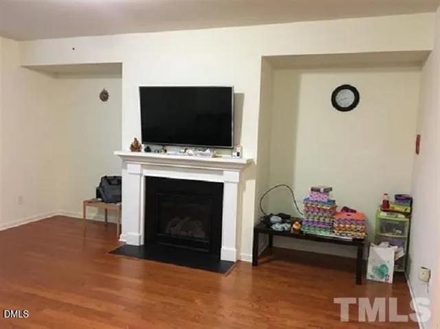 $2,400 | 725 Edgewater Ridge Court, Apex, NC 27523