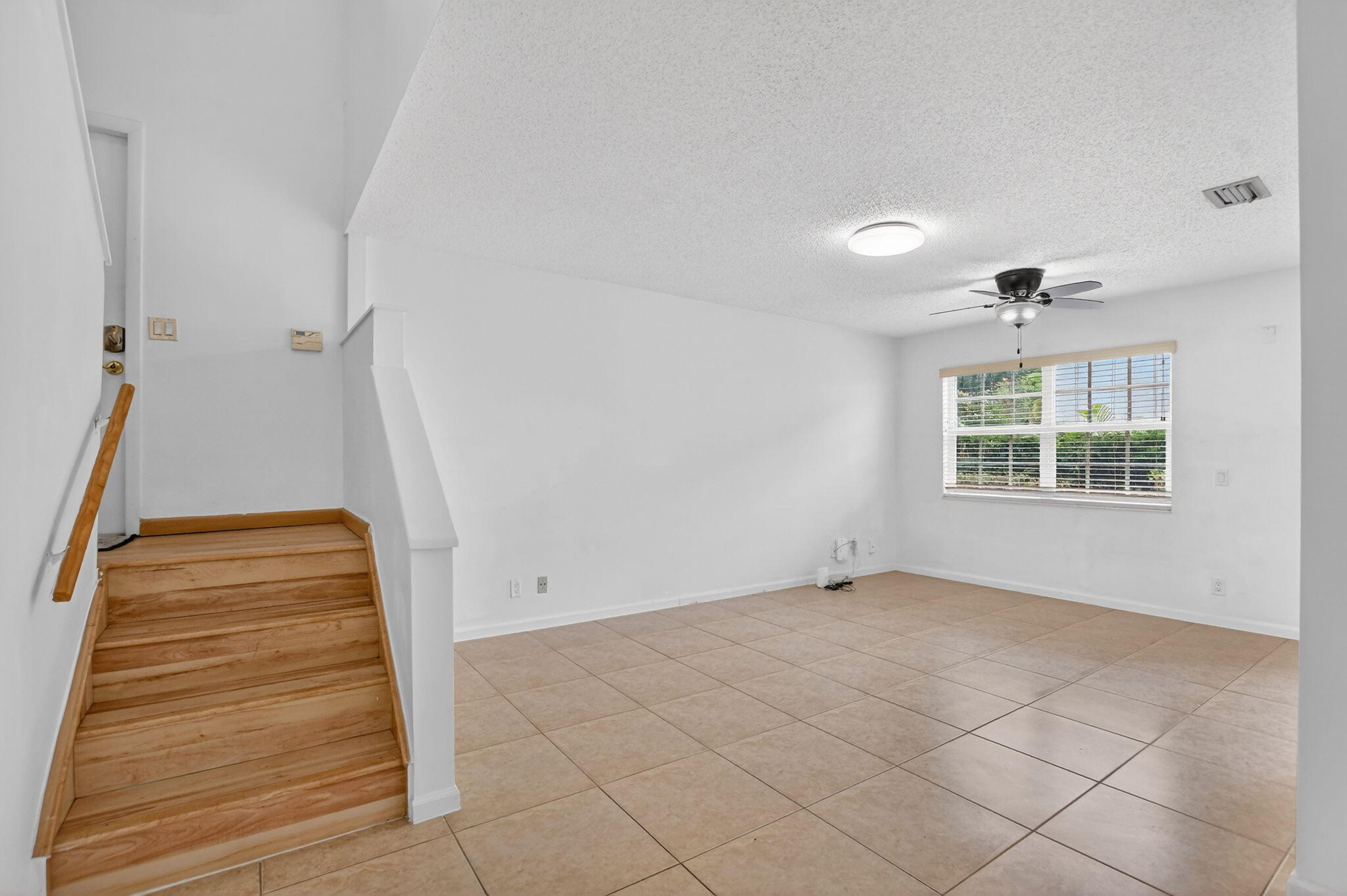 6671 Via Regina, Unit 6671 Boca Raton, FL 33433 - Photo 3 of 49 Living room