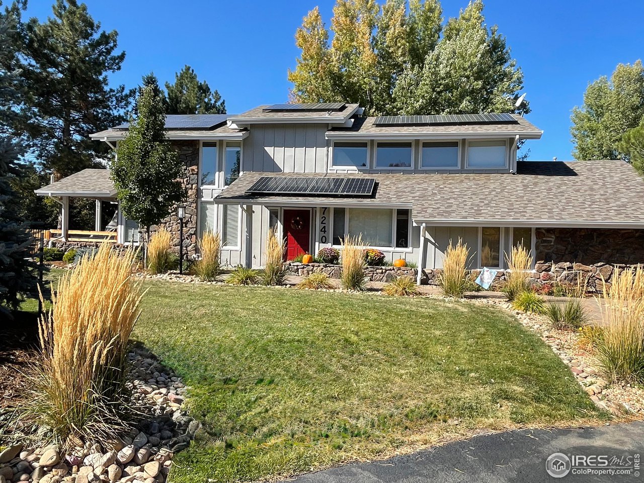 7240 Clubhouse Road Boulder, CO 80301 - Photo 3 of 34 a front view of a house with garden