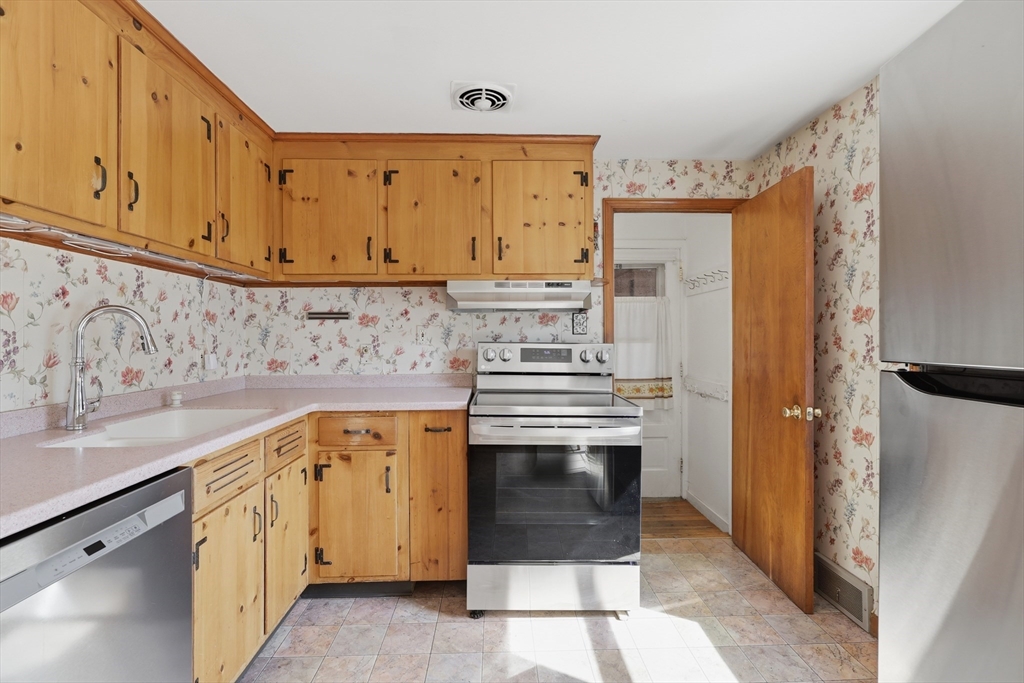 6 Spring Terrace Shrewsbury, MA 01545 - Photo 8 of 20 Gallery Image 8