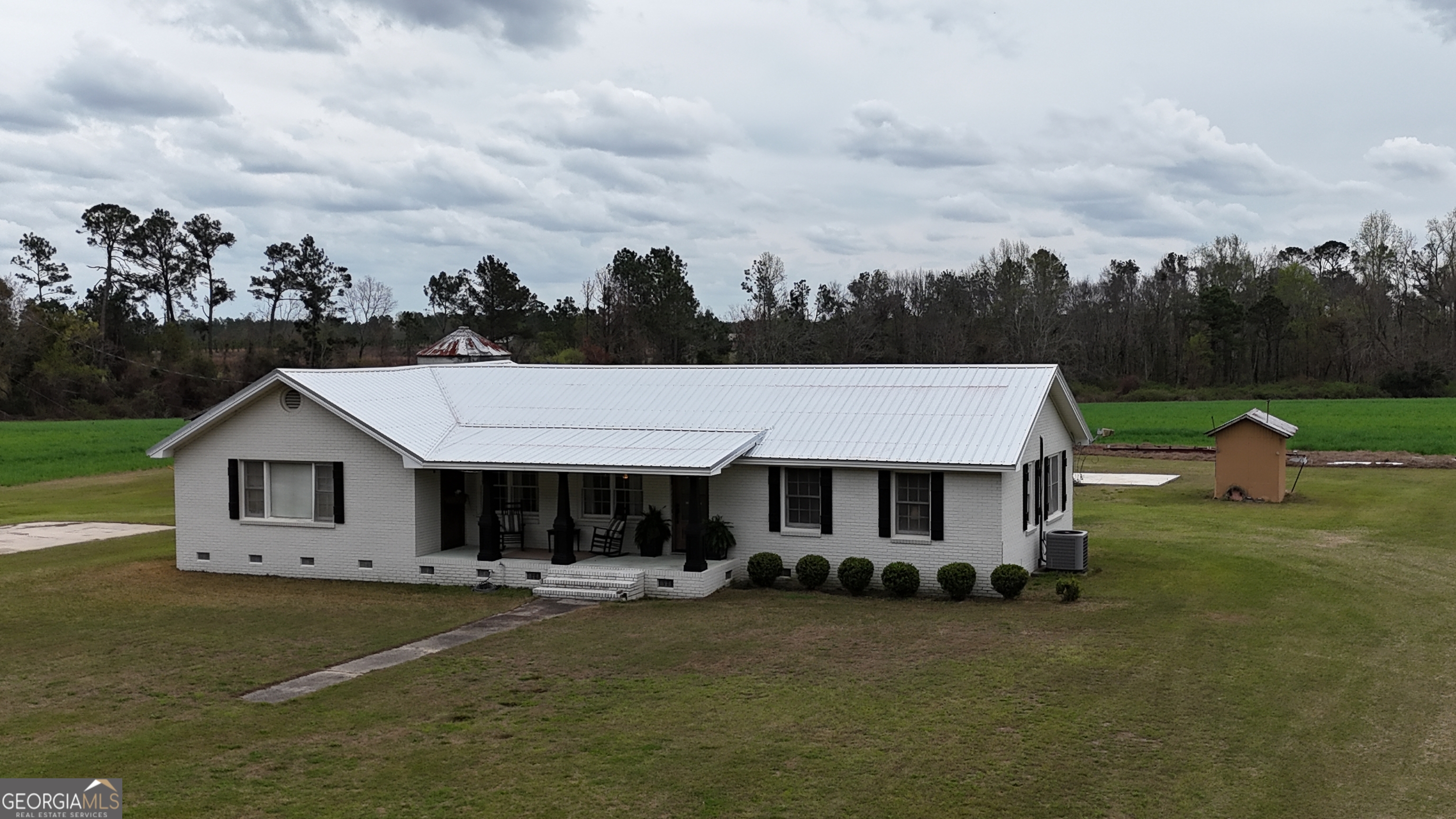 84 Comer Yawn Road Hazlehurst, GA 31539 - Photo 2 of 24 a front view of a house with garden