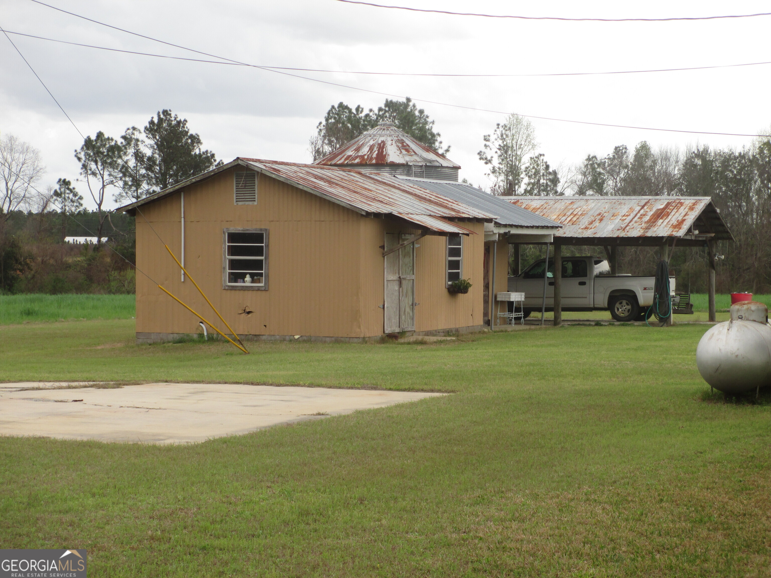 84 Comer Yawn Road Hazlehurst, GA 31539 - Photo 5 of 24 a house view with a garden space