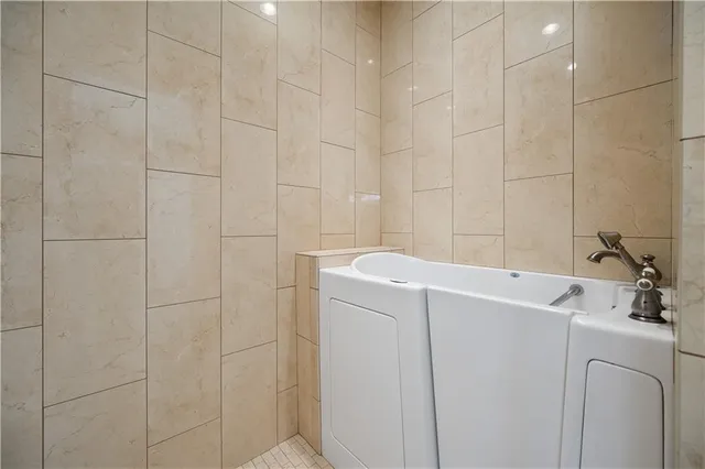 $670,000 | 224 Hidden Pines Drive, Pineville, LA 71360