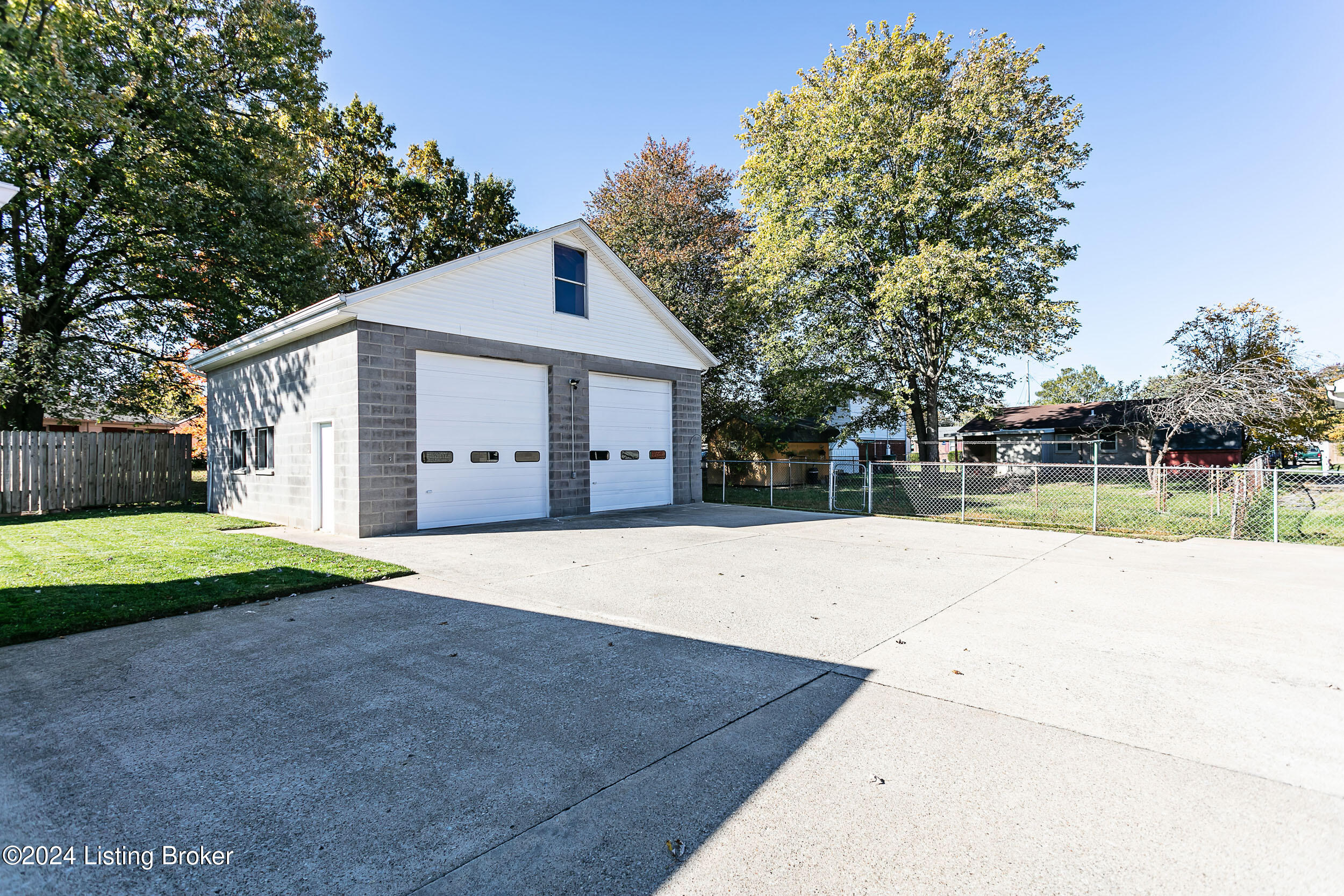 215 Valley Road Louisville, KY 40229 - Photo 4 of 10 215ValleyRd-25