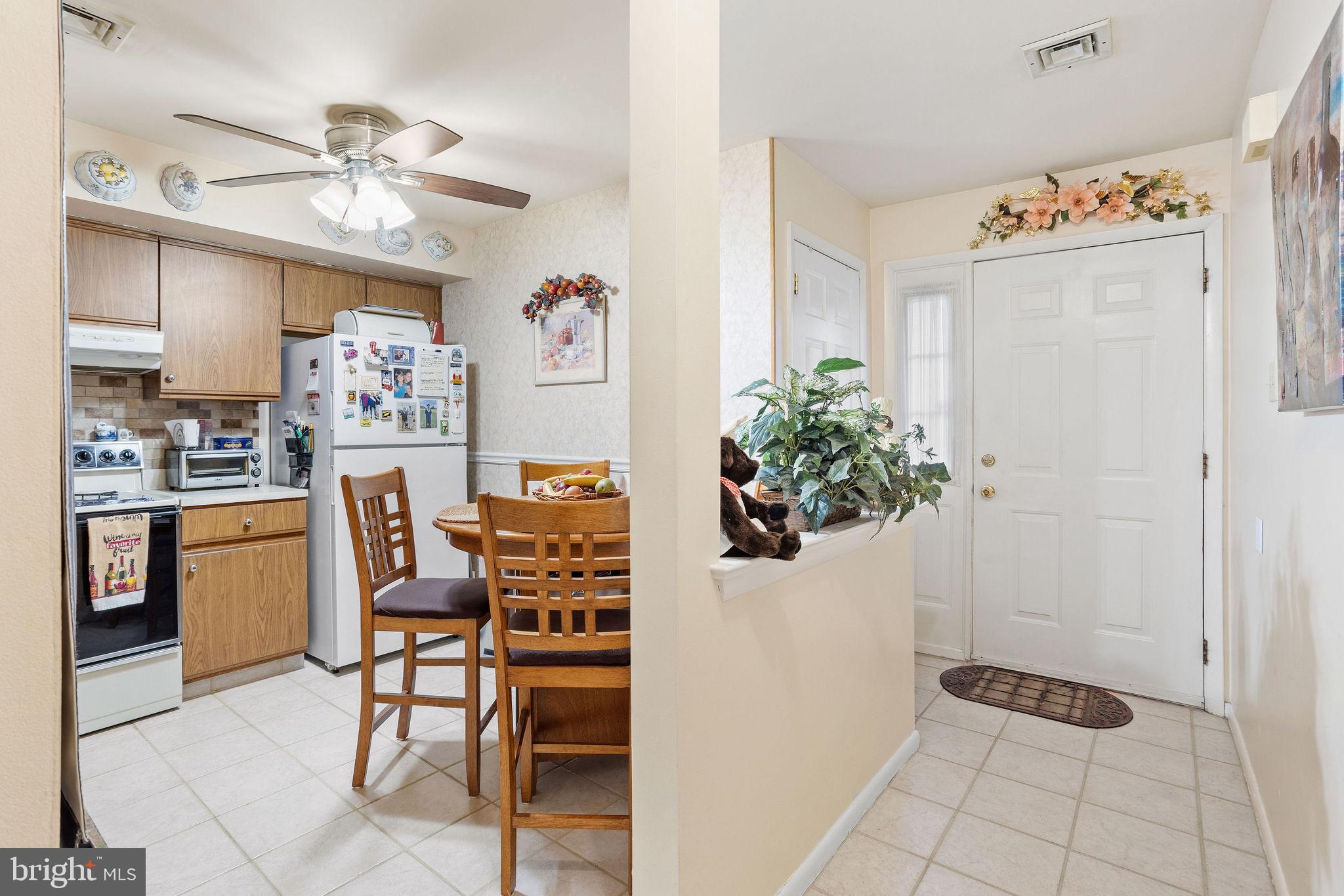 48 Pinewood Drive Hamilton, NJ 08690 - Photo 3 of 15 Eat in Kitchen