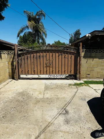 a view of a backyard