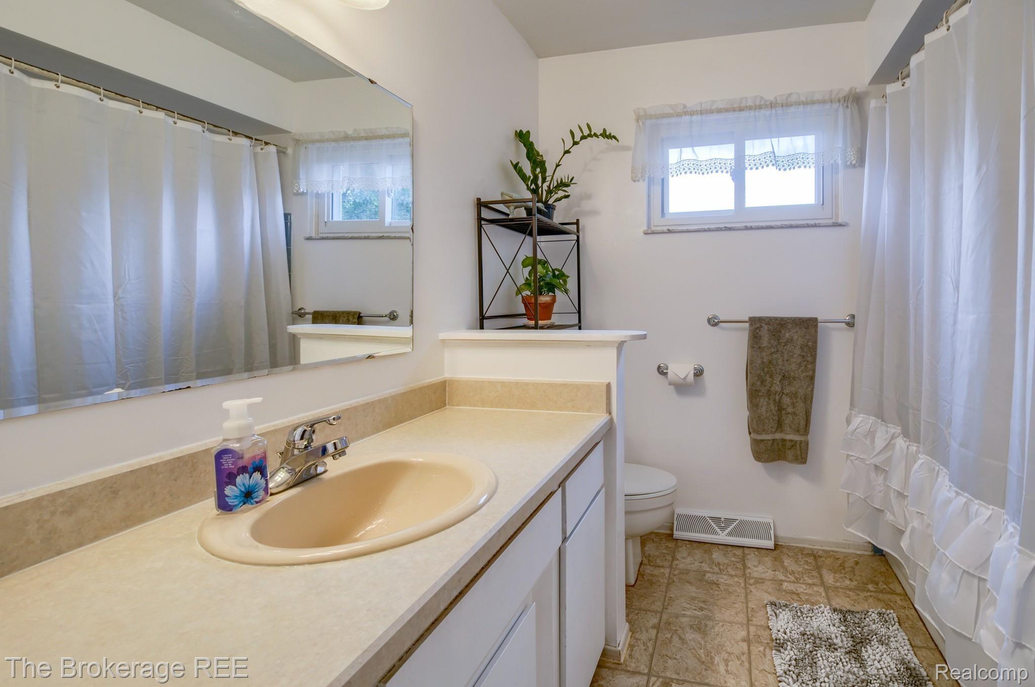 2304 East Cook Road Grand Blanc, MI 48439 - Photo 28 of 32 SD3_4636-HDR(5).jpg