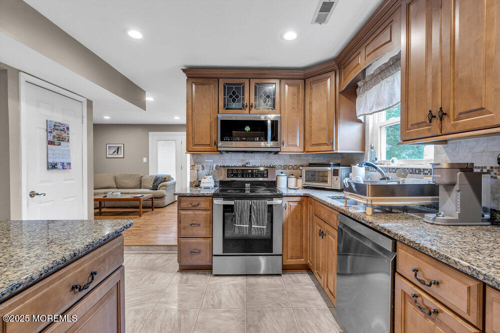 16 Silversmith Court Howell, NJ 07731 - Photo 11 of 32 010_dsc09905_301