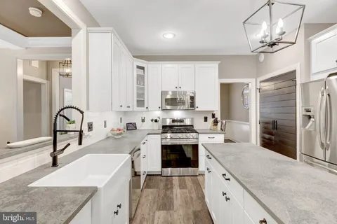 $1,000,000 | 24154 Corktree Lane, Aldie, VA 20105