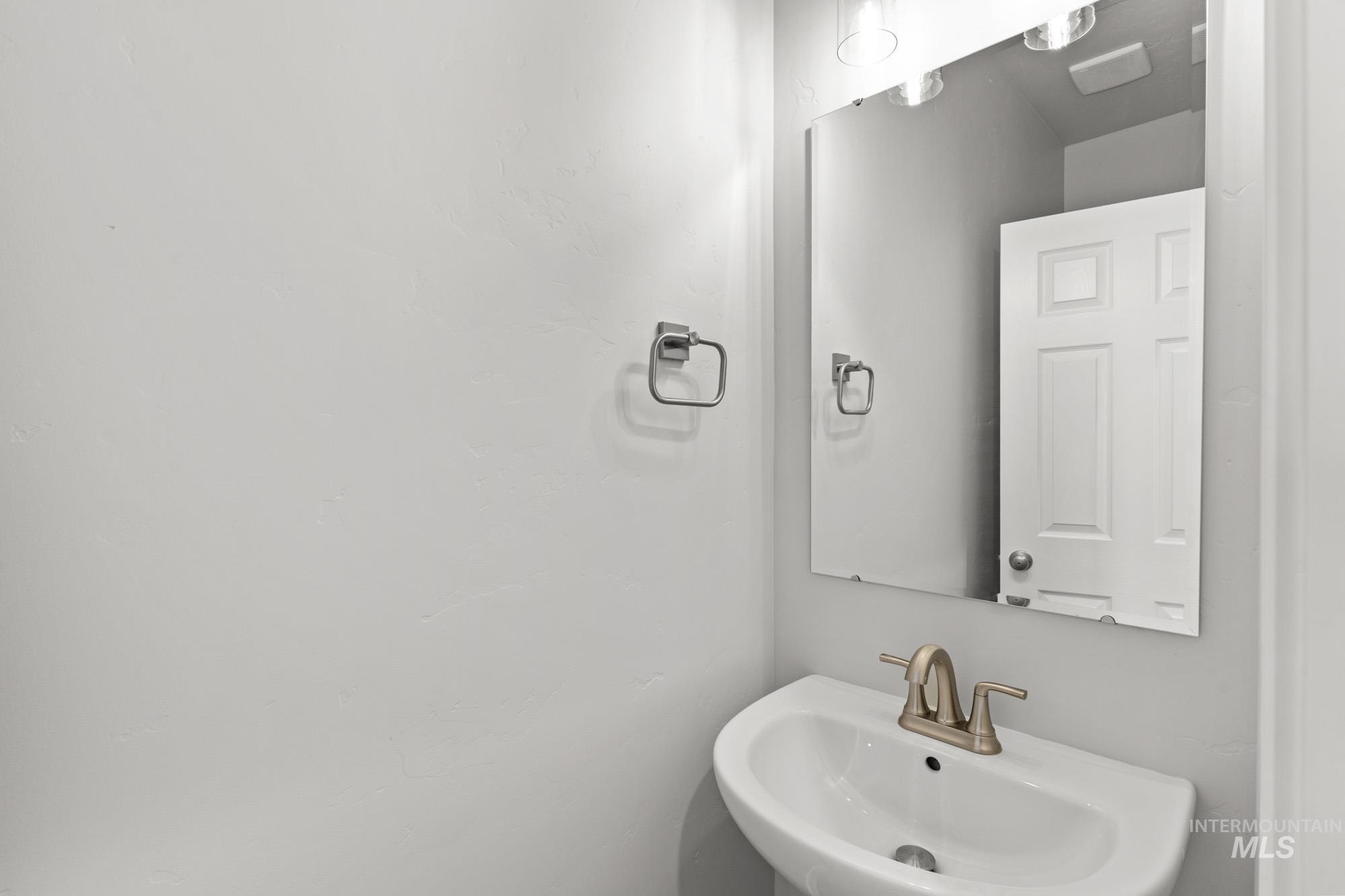 13713 Judson Street Caldwell, ID 83607 - Photo 11 of 24 Bathroom with a sink