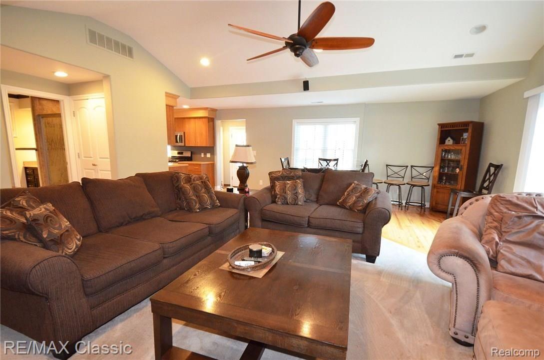 3473 Moberly Road Commerce Township, MI 48382 - Photo 6 of 31 3473 Moberly Road90.JPG