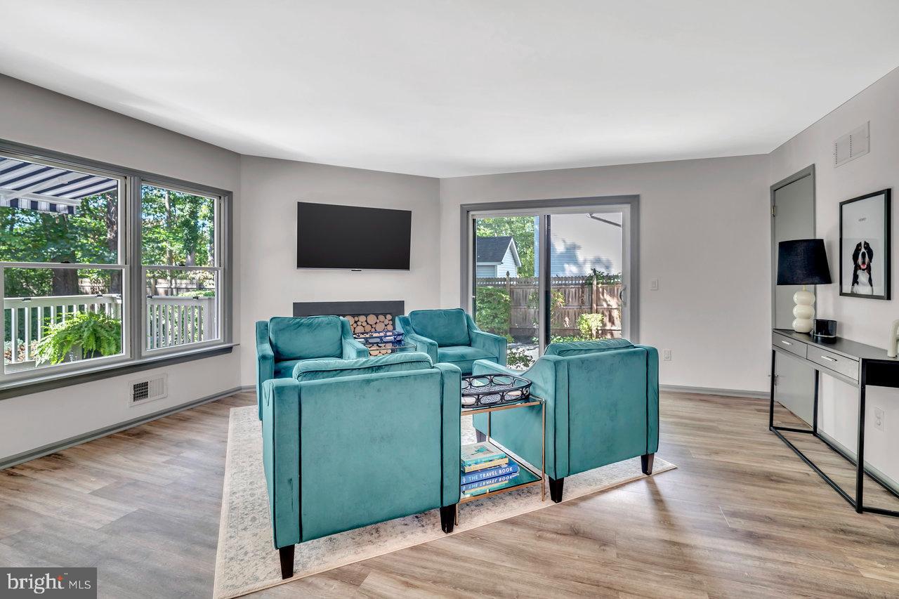 398 Reading Street Pennington, NJ 08534 - Photo 7 of 33 Living Room